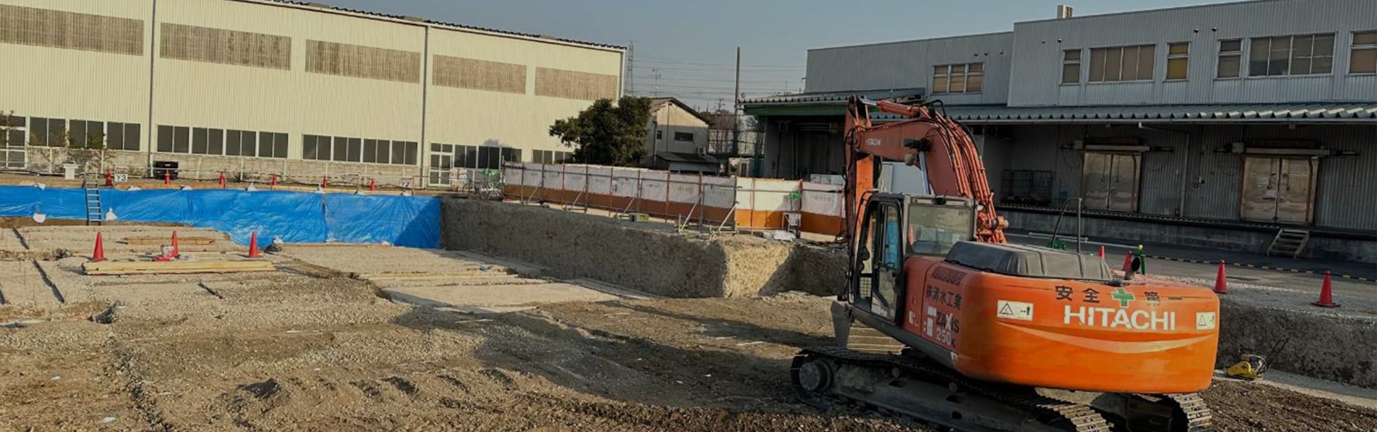 工事現場にオレンジの重機がある