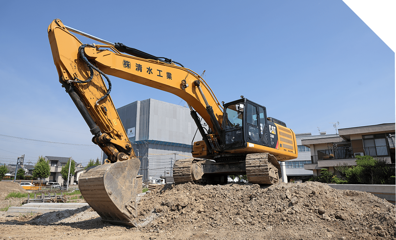 清水工業の名が入ったショベルカーを動かしている様子