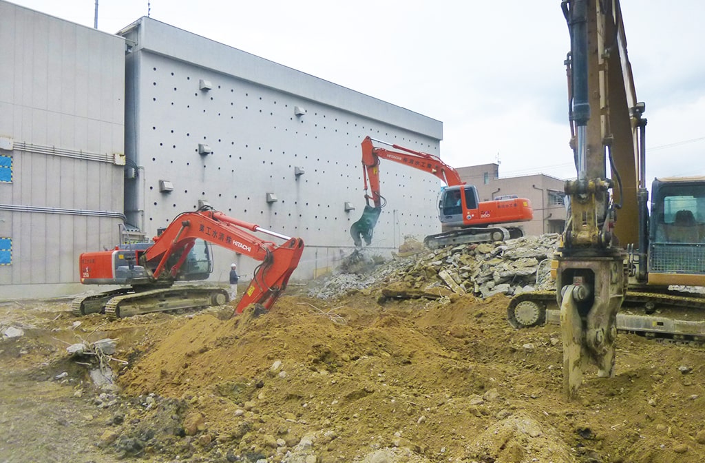 ３台のショベルカーで解体工事を行っている