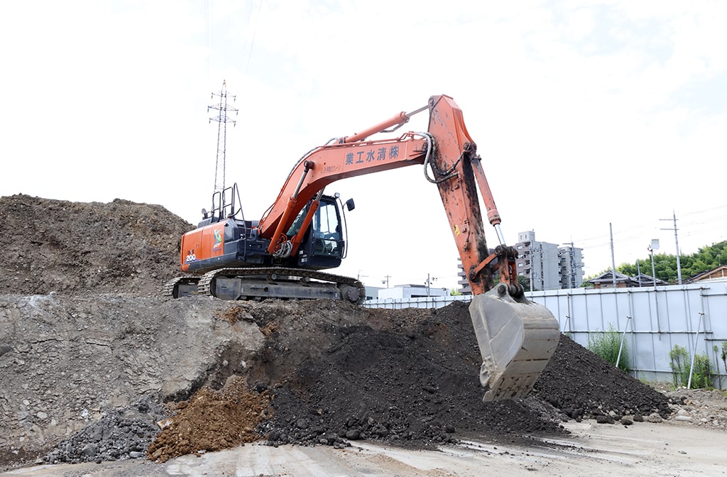 ショベルカーが大量の土を移動させている