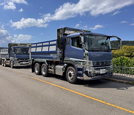 道路にトラックが2台並んでいる