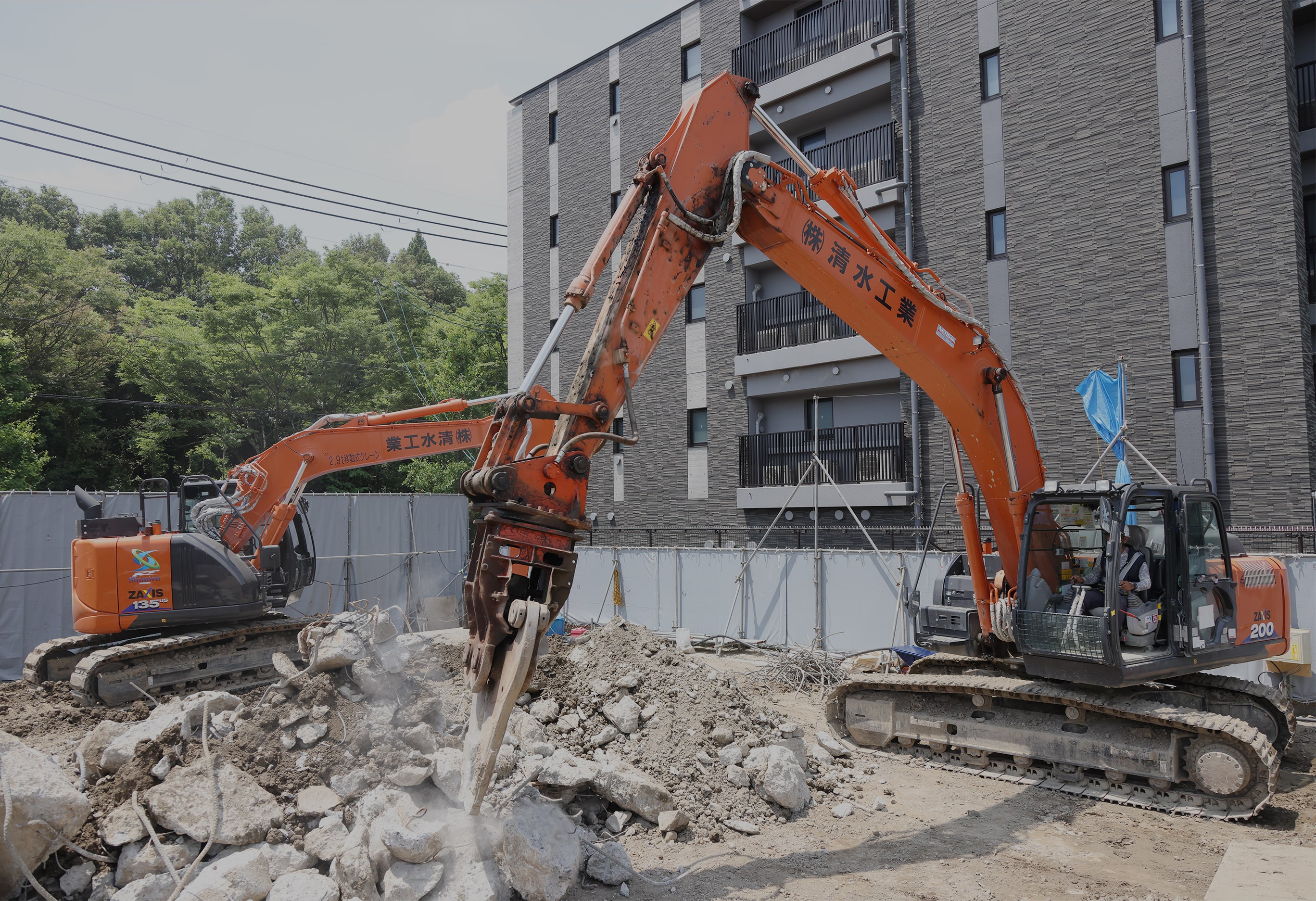 ショベルカーでがれきをどけている