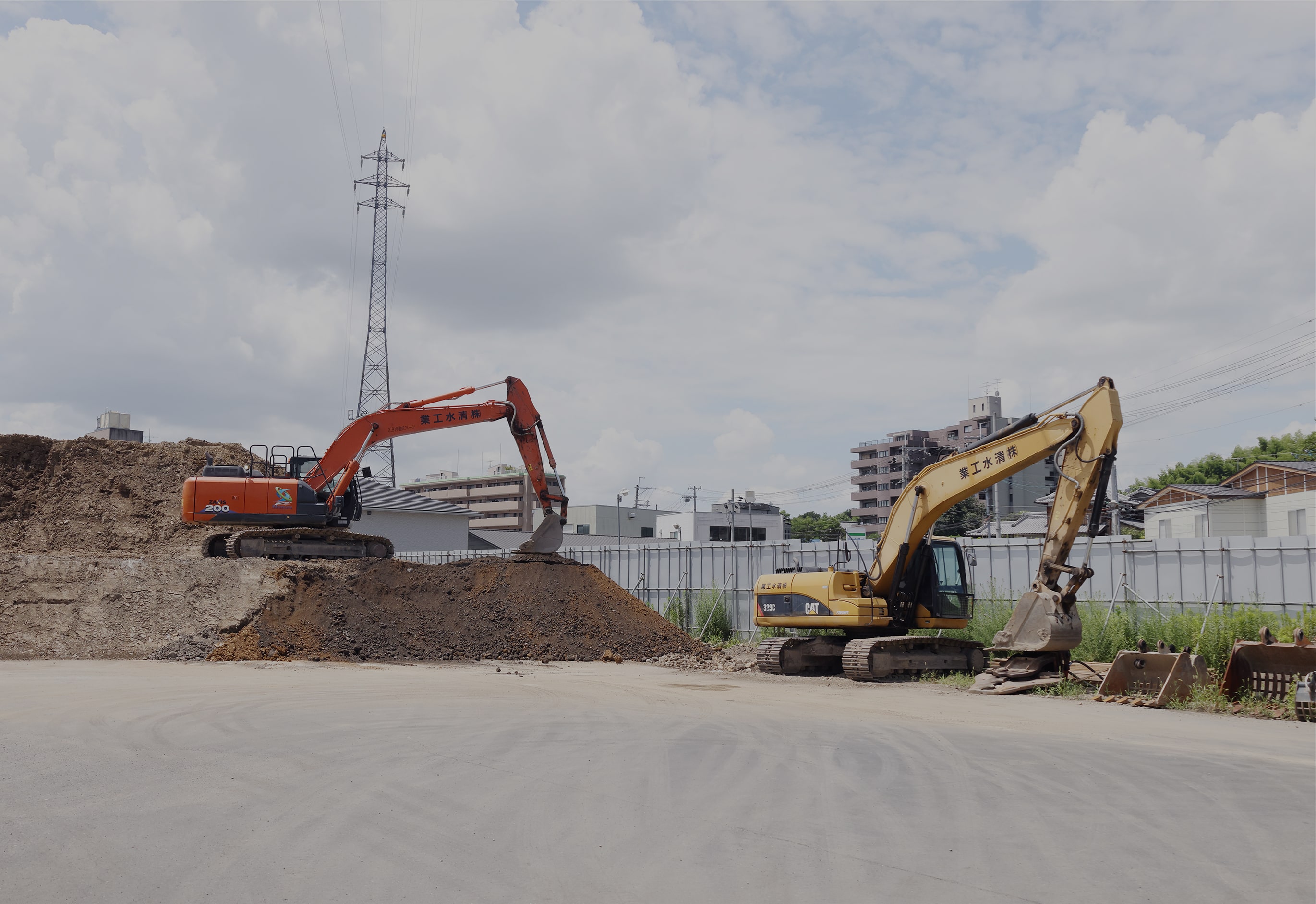 工事現場に2台のショベルカーいる