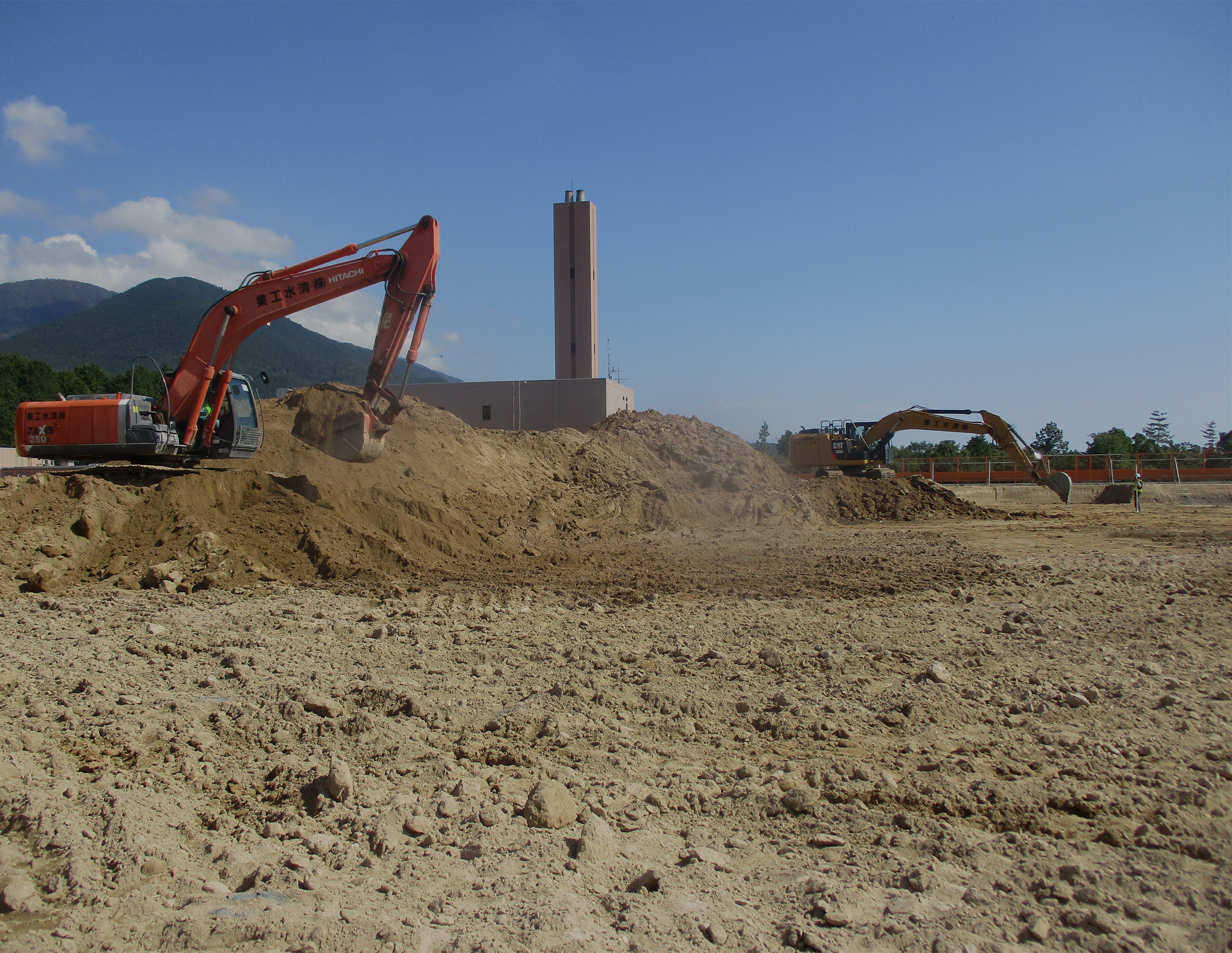 土山にショベルカーが２台いる