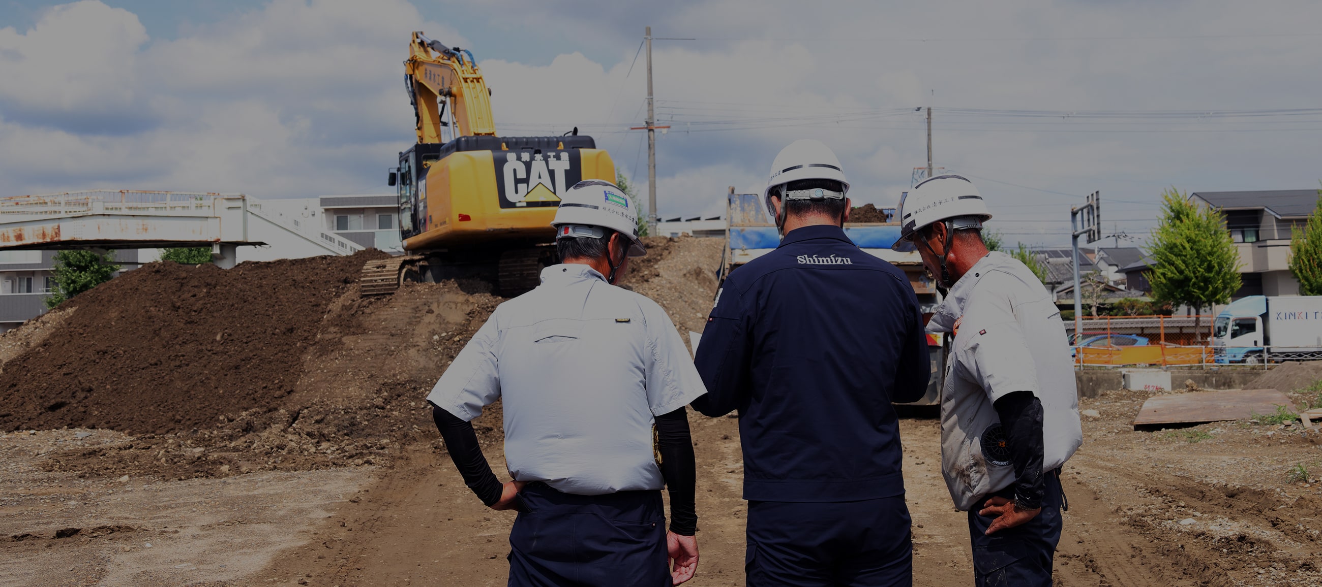 3人の男性従業員の後ろ姿