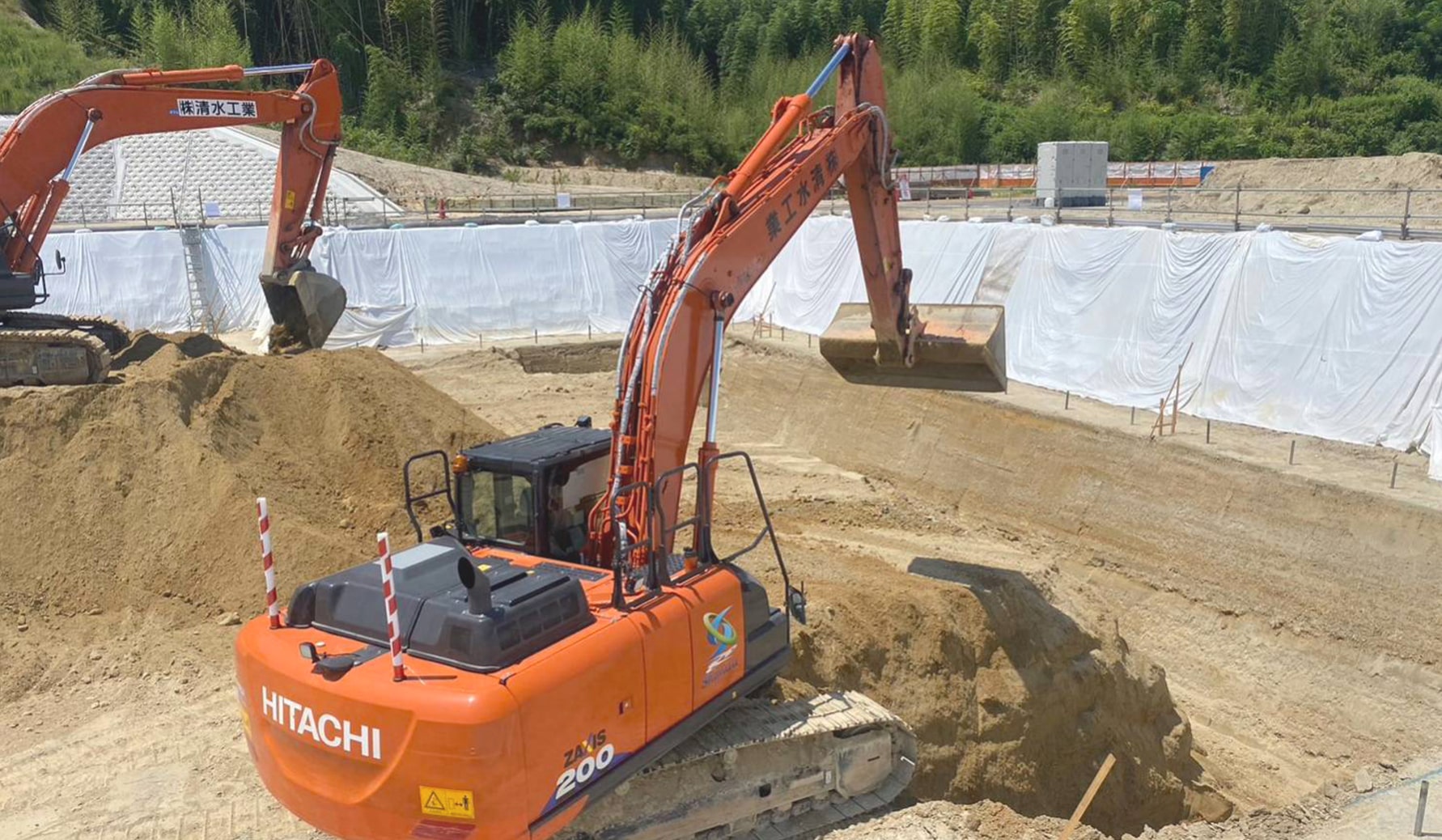 工事現場に２台の重機がある