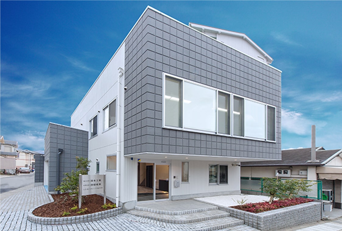 白とグレー基調の綺麗な建物