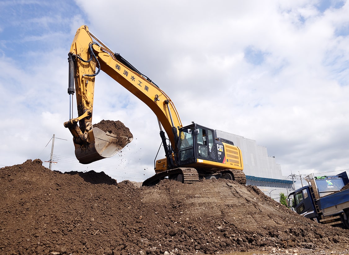 重機で土を持ち上げている