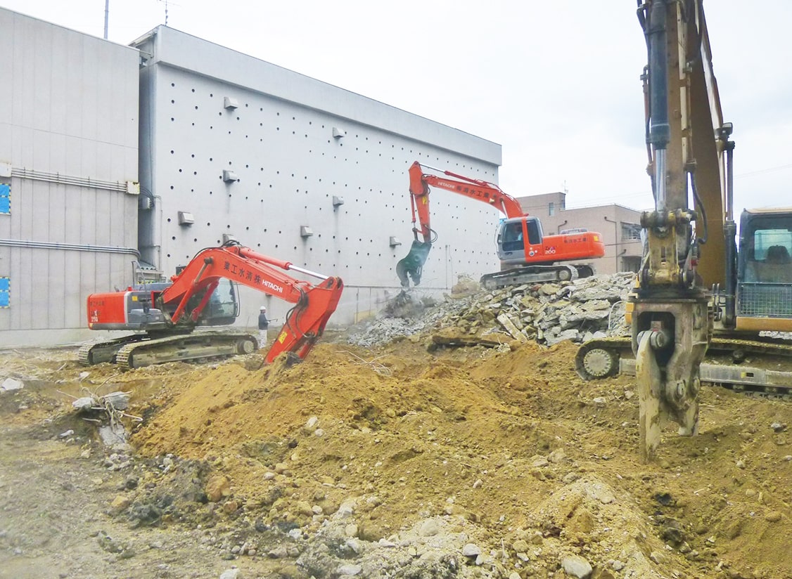 3台の重機で解体工事を行っている様子
