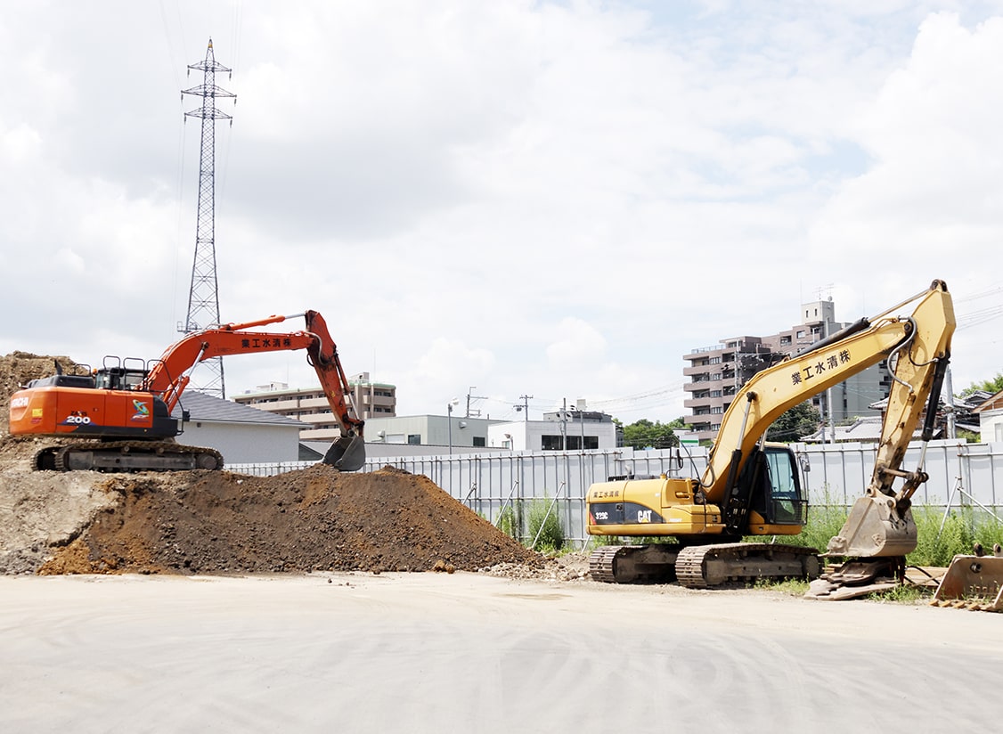 ２台の重機で残土処分を行っている様子