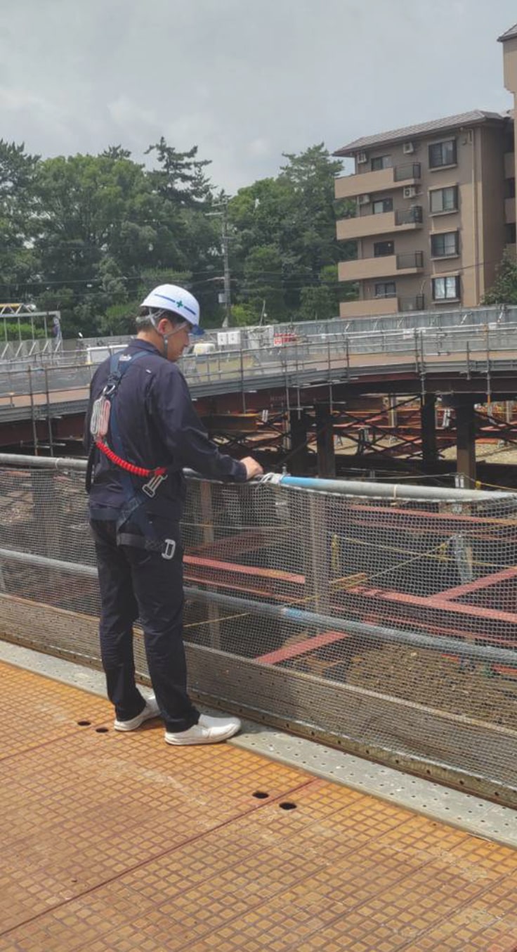 従業員が橋から下を見下ろしている様子