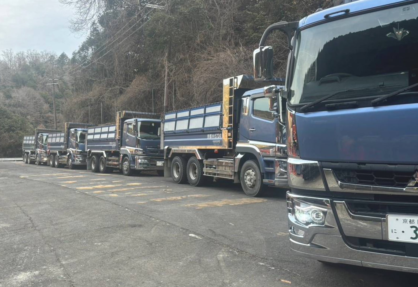 路上に群青色のトラックが止まっている