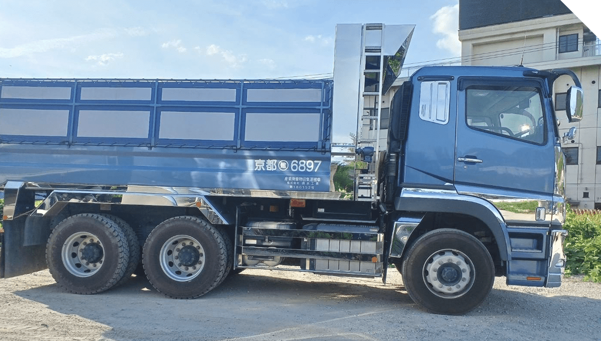 群青色のトラックが縦に並んでいる